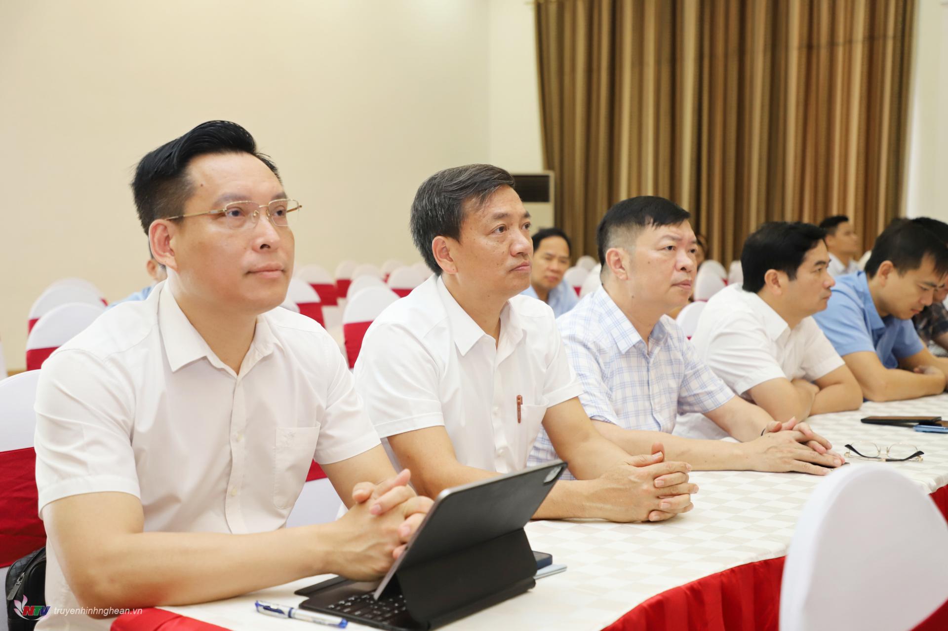 Lãnh đạo các Sở, ban ngành dự hội nghị tại điểm cầu cấp tỉnh.