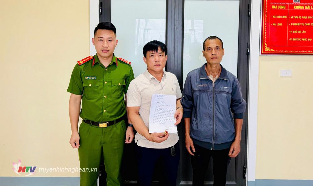 Công an xã Trung Phúc Cường trao trả tài sản cho anh Dũng dưới sự chứng kiến của anh Lợi.