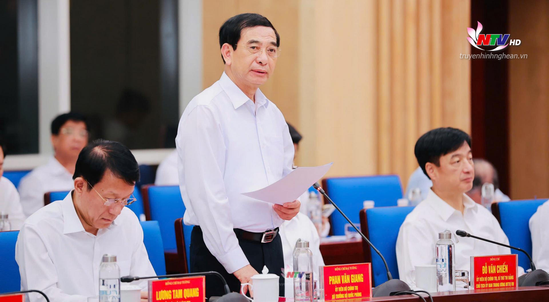 Đồng chí Đại tướng Phan Văn Giang - Ủy viên Bộ Chính trị, Bộ trưởng Bộ Quốc phòng phát biểu tại buổi làm việc.
