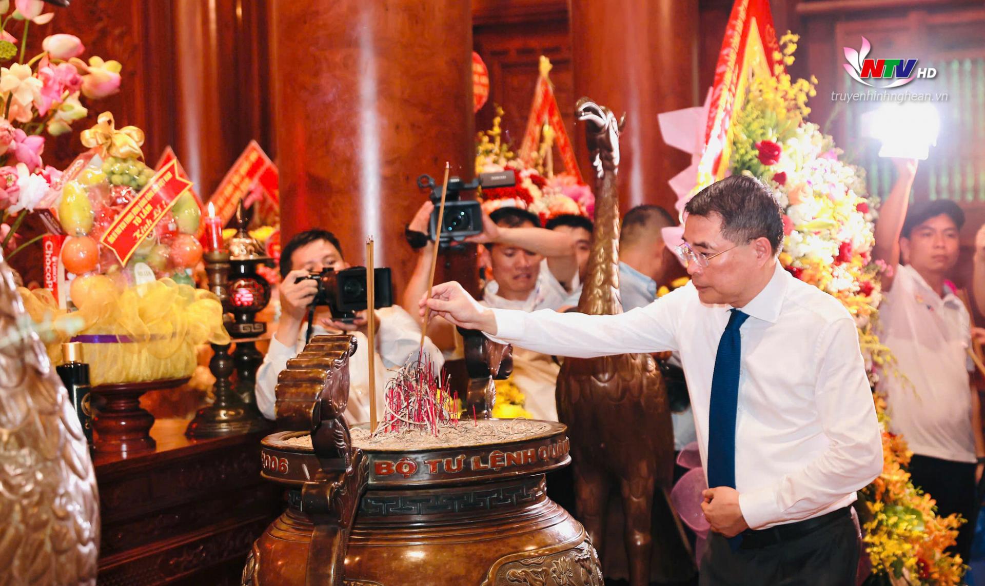 Đồng chí Tổng Bí thư Tô Lâm dâng hương tưởng niệm Chủ tịch Hồ Chí Minh.