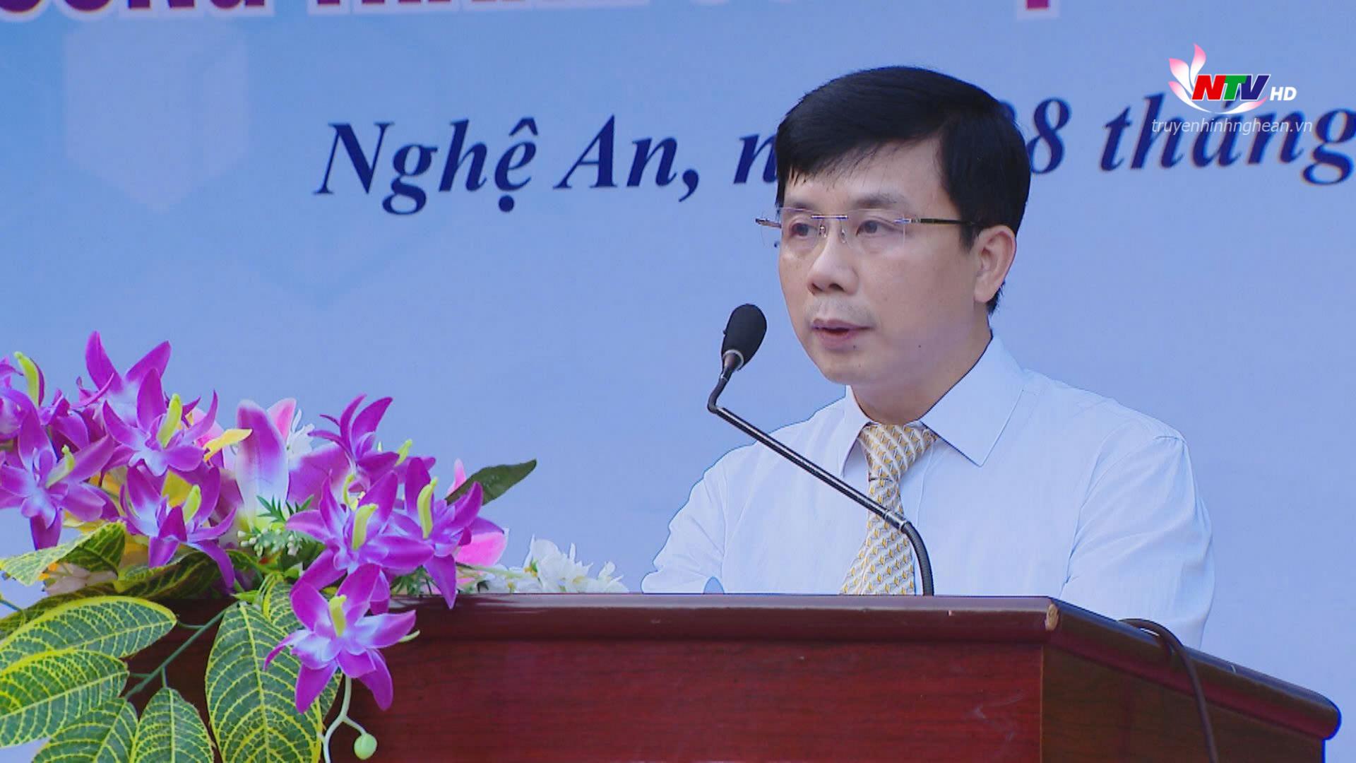 Thầy giáo Hoàng Thanh Phong - Phó Hiệu trưởng Trường Trung học Phổ thông chuyên Phan Bội Châu báo cáo kết quả năm học 2024-2025. 