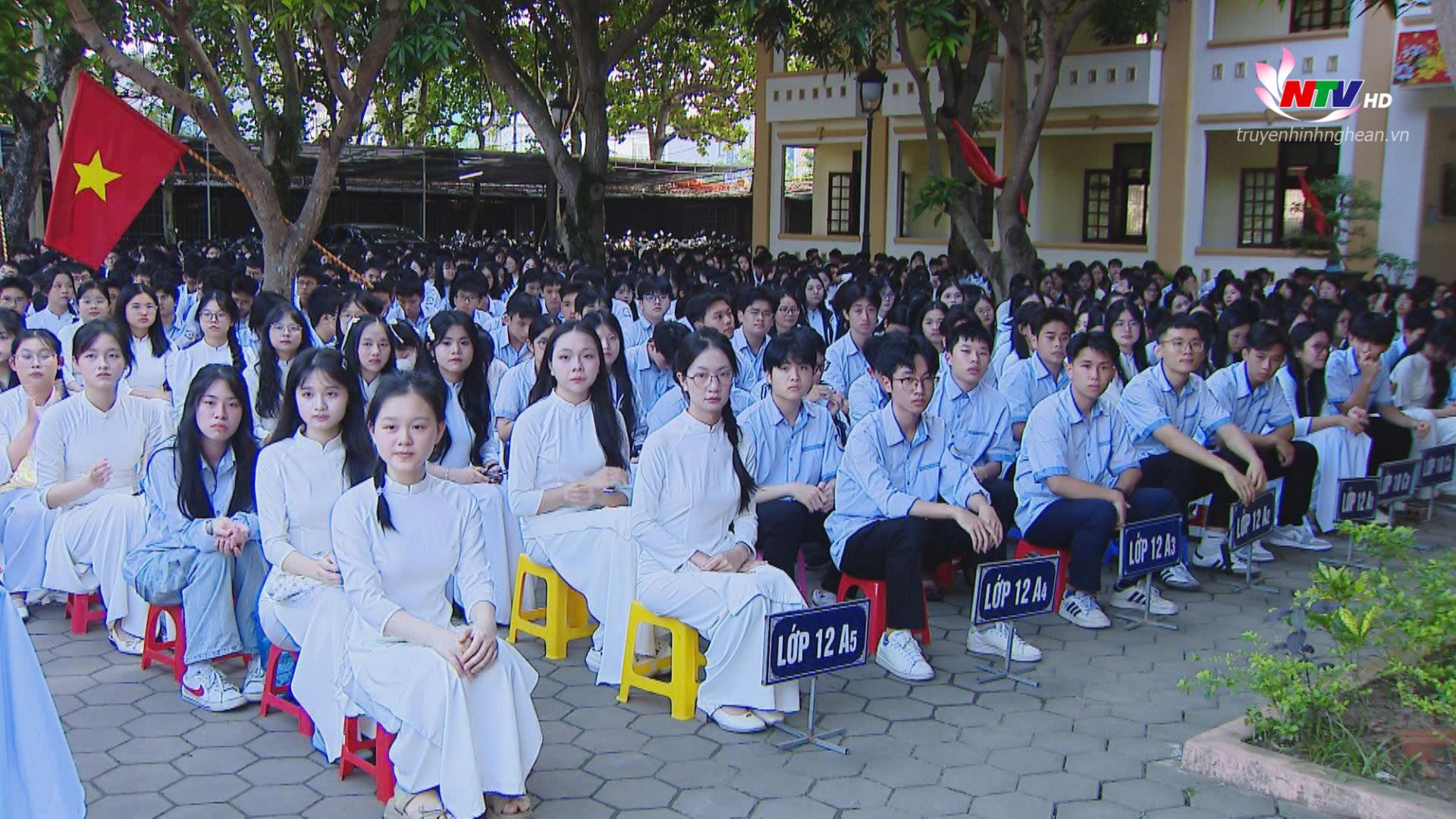 Học sinh dự lễ tổng kết năm học.