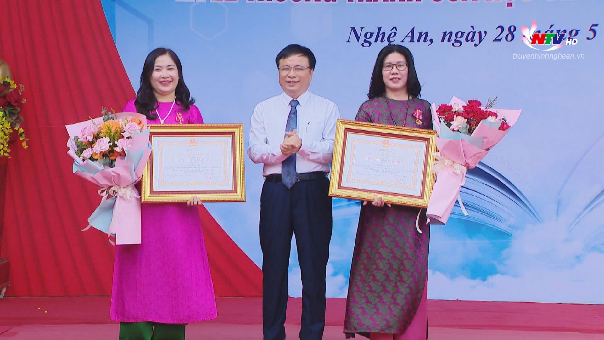 Thừa uỷ quyền, đồng chí Bùi Đình Long trao tặng Huân chương Lao động hạng Ba cho cô giáo Nguyễn Thị Giang Chi và cô giáo Ngô Thị Thu Hiền.