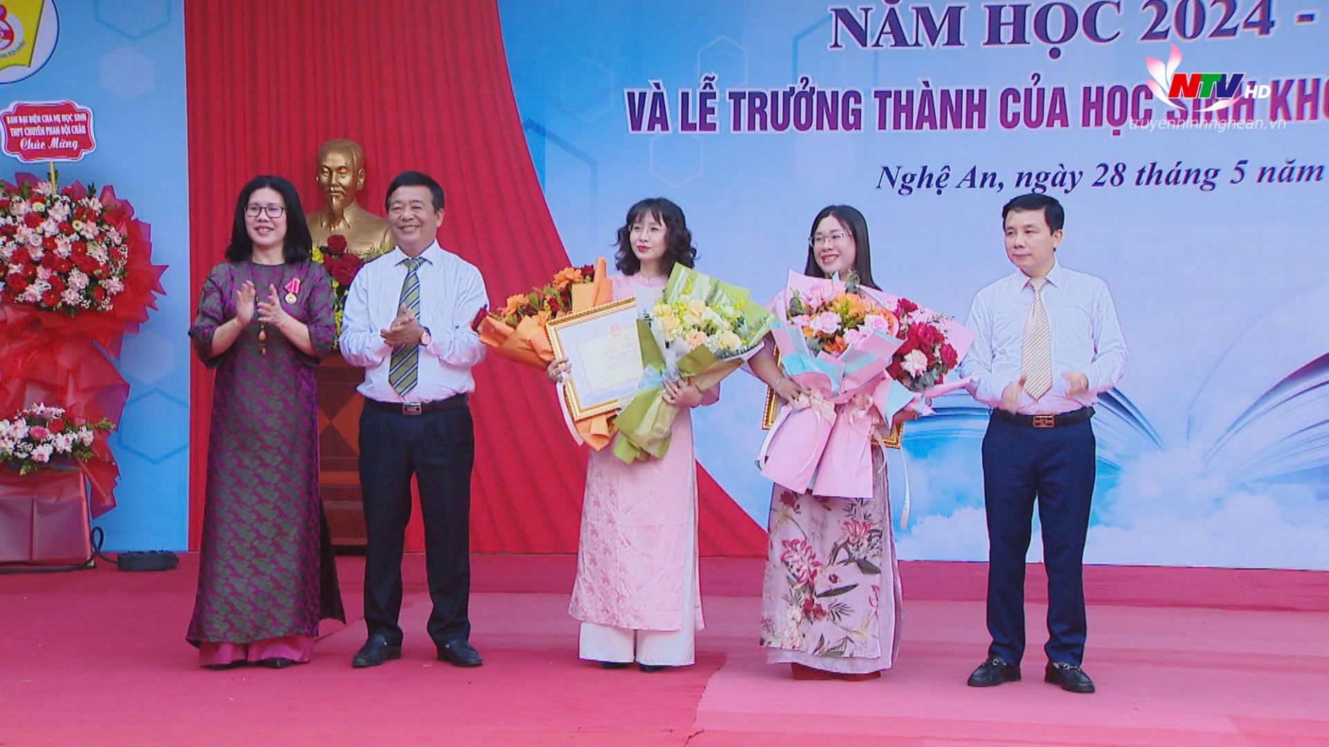 Thừa ủy quyền, Nhà giáo Võ Như Mai – Phó Giám đốc Sở Giáo dục và Đào tạo tỉnh Nghệ An trao Bằng khen của Bộ trưởng Bộ Giáo dục và Đào tạo cho 2 cô giáo Nguyễn Thị Hoàng Lân và cô giáo Phạm Thanh Lê.
