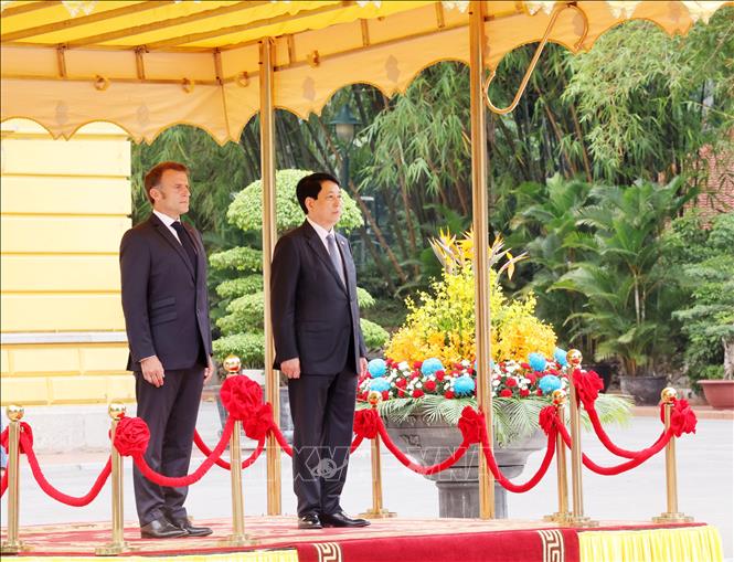 Chủ tịch nước Lương Cường và Tổng thống Pháp Emmanuel Macron nghe quân nhạc cử Quốc thiều hai nước.