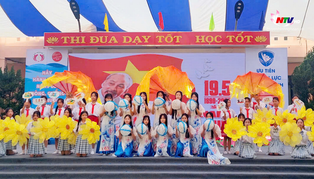 Tiết mục văn nghệ chào mừng.