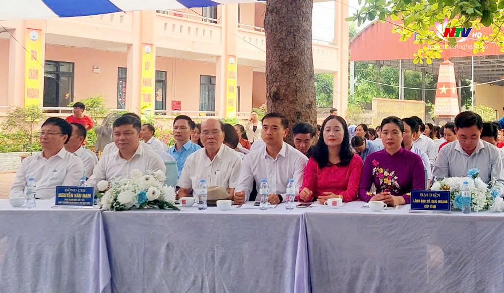 Các đại biểu dự buổi lễ.