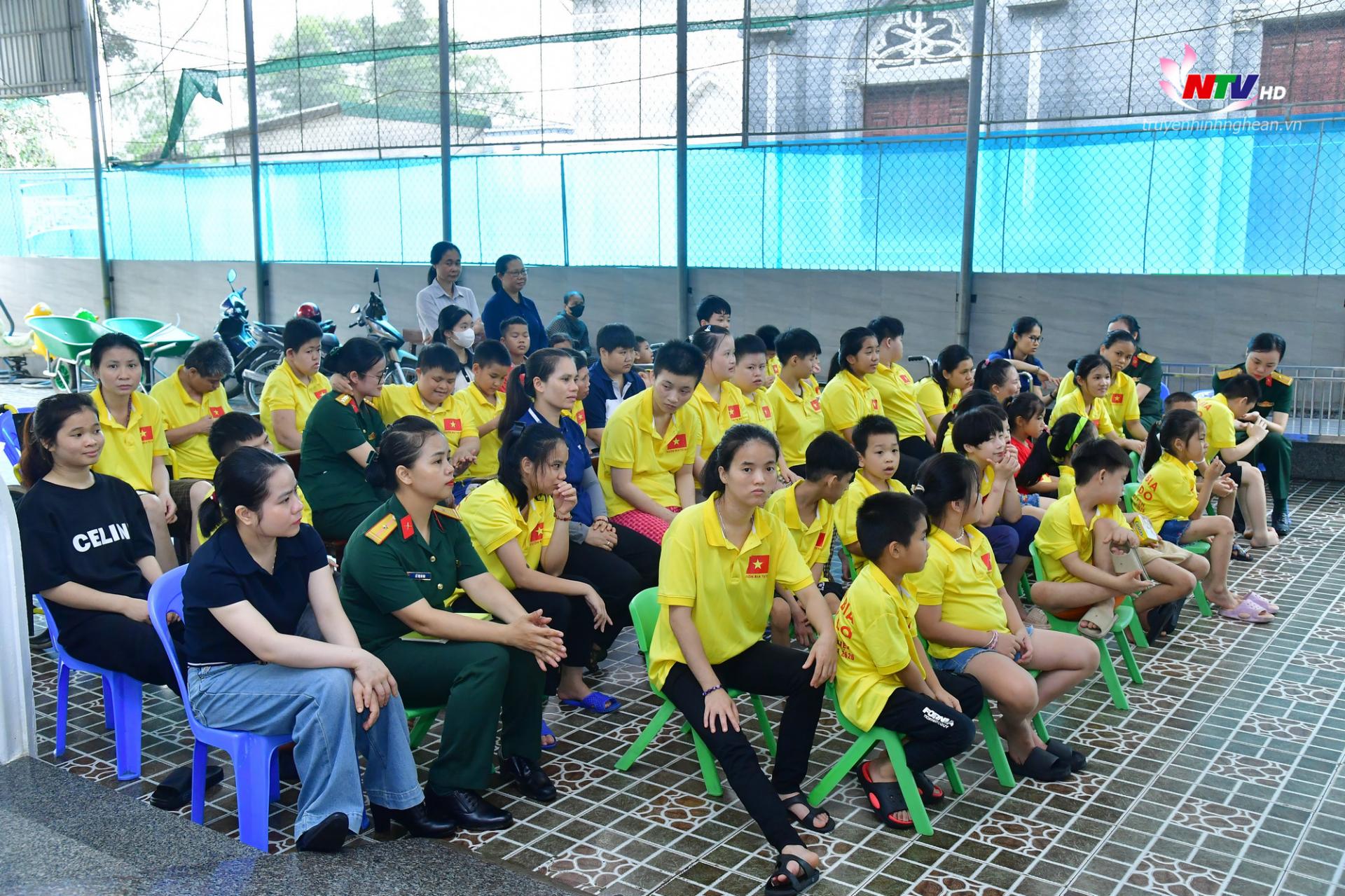 Trung tâm nuôi dưỡng trẻ em khuyết tật, mồ côi Giáo họ Tân Hương, Giáo xứ Bố Sơn hiện đang nuôi dưỡng, chăm sóc hơn 40 trẻ em mồ côi, khuyết tật là con em của đồng bào lương, giáo thuộc nhiều độ tuổi, hoàn cảnh khác nhau ở địa bàn trong và ngoài tỉnh.