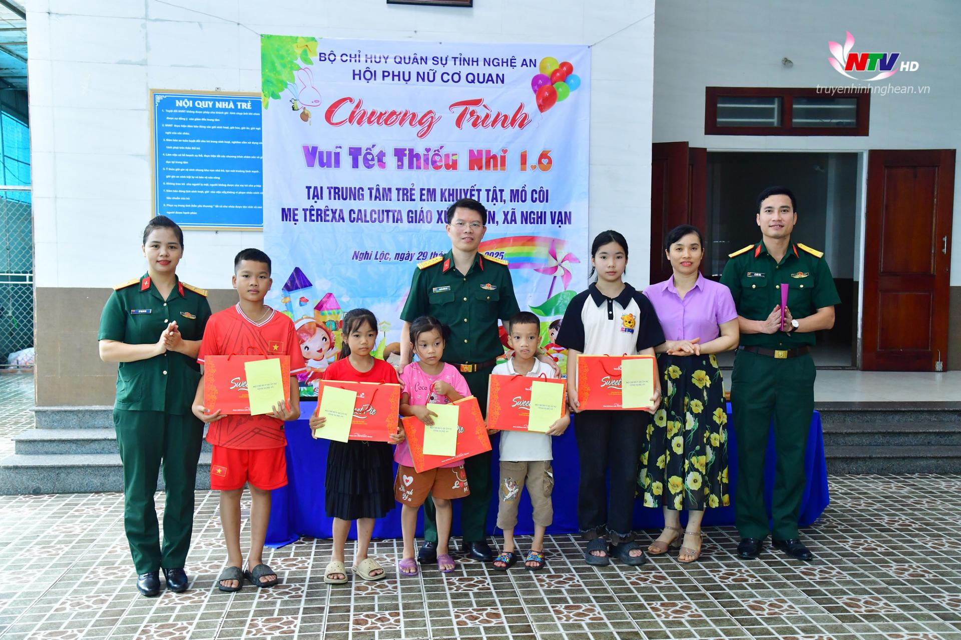 Đại tá Nguyễn Hồng Lợi – Phó Chính ủy Bộ Chỉ huy Quân sự tỉnh Nghệ An và Hội phụ nữ tặng quà cho các cháu có hoàn cảnh đặc biệt khó khăn vươn lên học giỏi trên địa bàn xã Nghi Vạn, huyện Nghi Lộc.