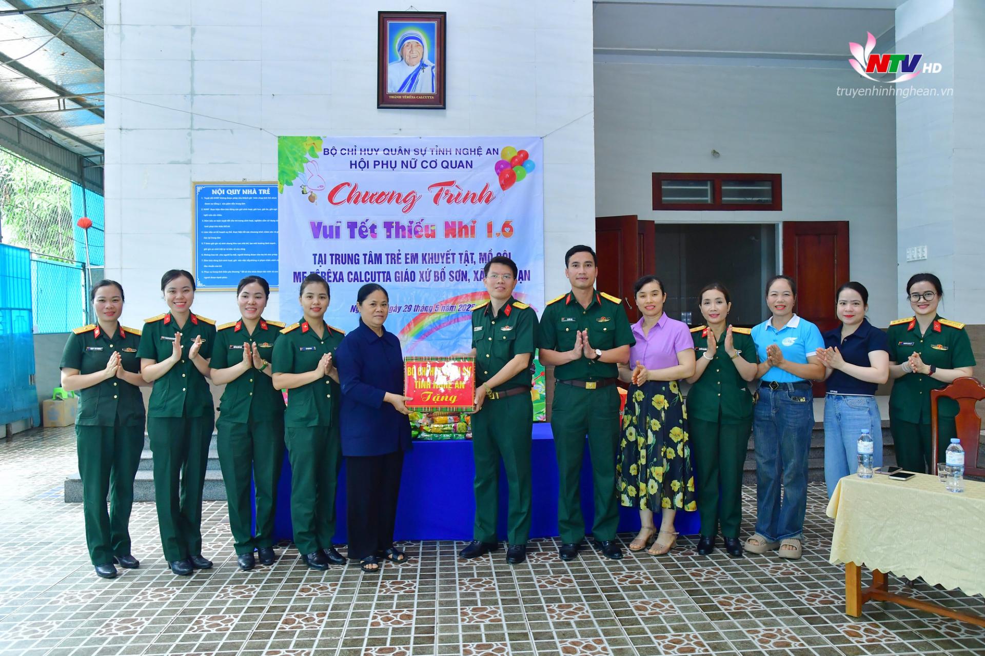 Đại tá Nguyễn Hồng Lợi – Phó Chính ủy Bộ Chỉ huy Quân sự tỉnh Nghệ An tặng quà Trung tâm nuôi dưỡng trẻ em mồ côi và khuyết tật Mẹ Têrêsa Calaita tại Giáo họ Tân Hương, Giáo xứ Bố Sơn, xã Nghi Vạn, huyện Nghi Lộc.