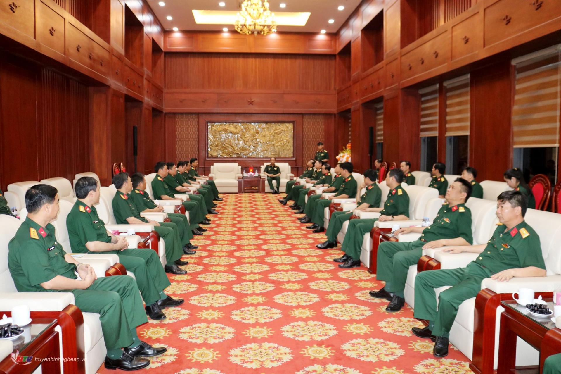 Toàn cảnh buổi gặp mặt, chúc mừng Thiếu tướng Hoàng Duy Chiến, Phó Tư lệnh Quân khu.