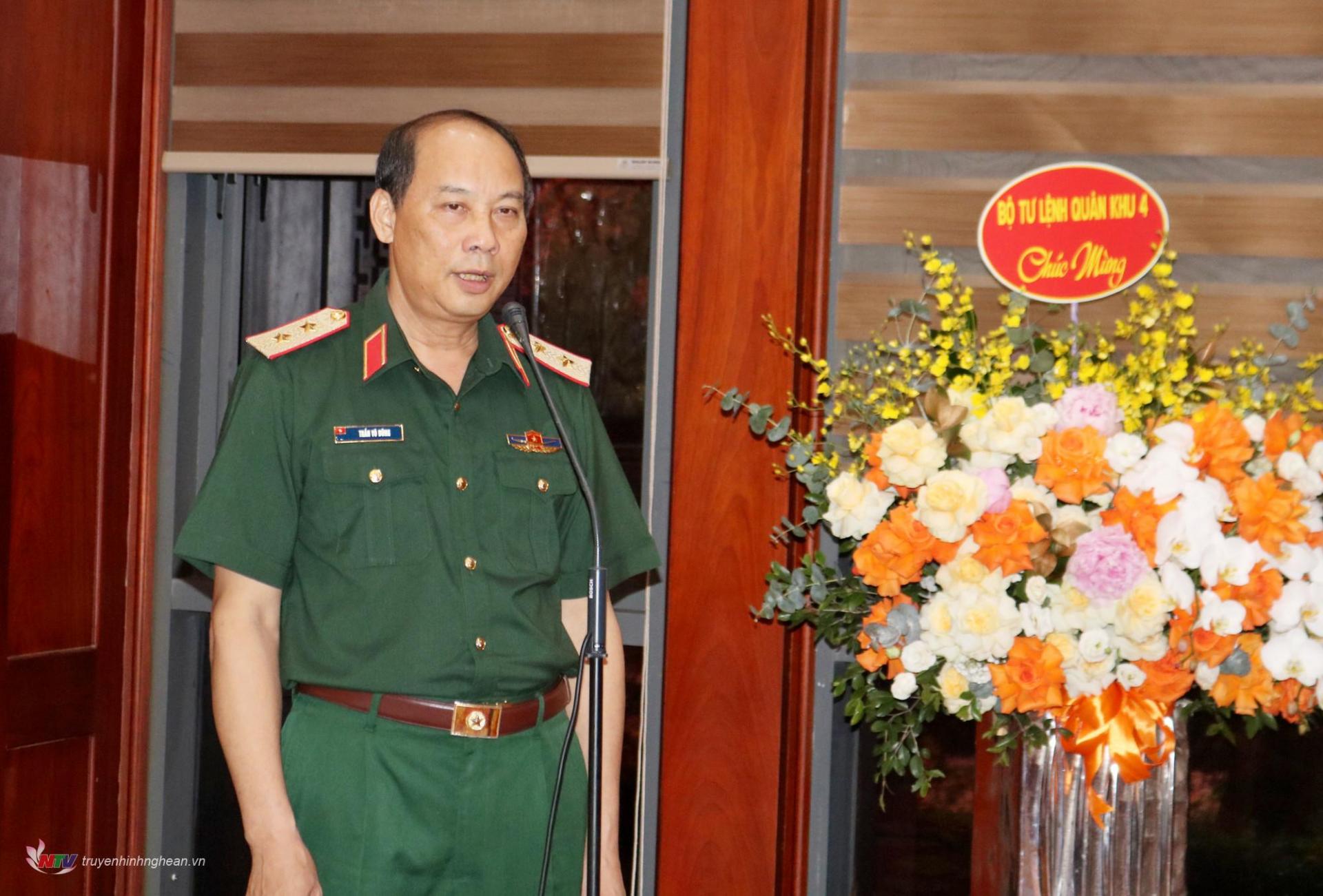 Trung tướng Trần Võ Dũng, Chính ủy Quân khu 4 phát biểu chúc mừng Thiếu tướng Hoàng Duy Chiến.