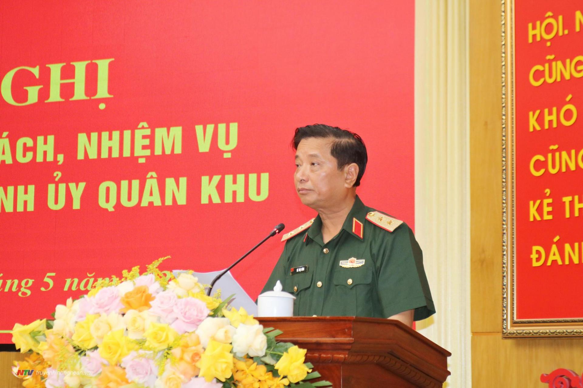  Trung tướng Hà Thọ Bình, Bí thư Đảng ủy, Tư lệnh Quân khu phát biểu tại hội nghị bàn giao.