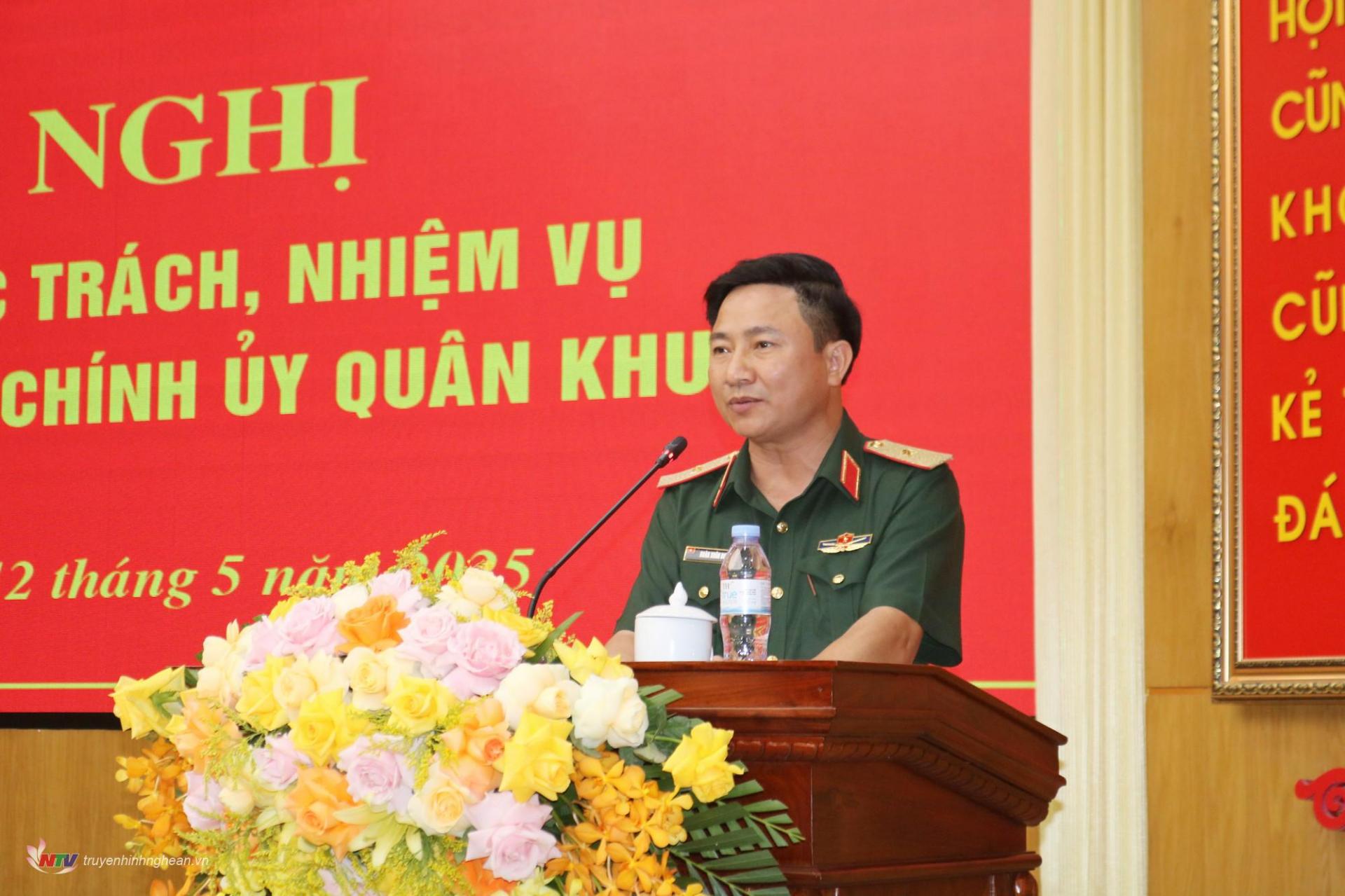 Thiếu tướng Đoàn Xuân Bường, Chính ủy Quân khu phát biểu tại hội nghị bàn giao.