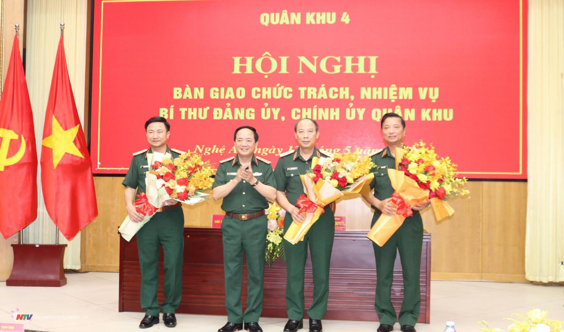 Thượng tướng Trịnh Văn Quyết, Chủ nhiệm Tổng cục Chính trị QĐND Việt Nam tặng hoa chúc mừng.