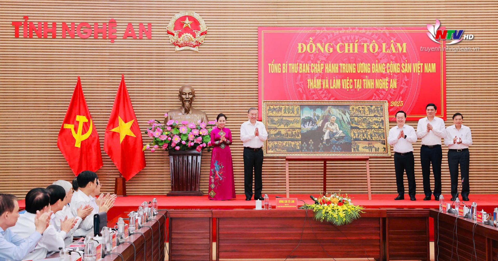 Các đồng chí Thường trực Tỉnh ủy Nghệ An trao tặng quà lưu niệm đến đồng chí Tổng Bí thư Tô Lâm.