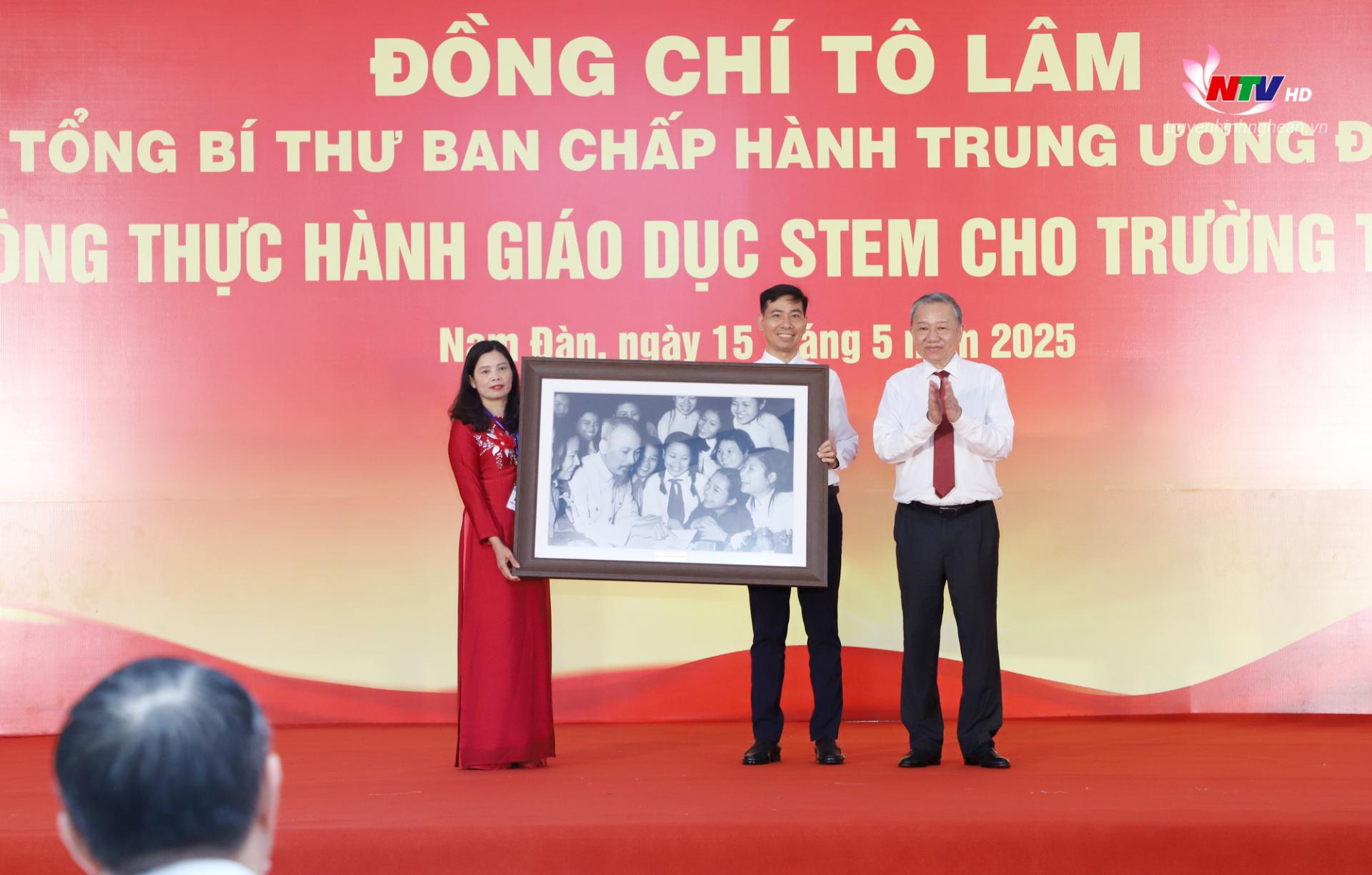Tổng Bí thư Tô Lâm tặng bức ảnh “Bác Hồ với học sinh” cho Trường Trung học Phổ thông Kim Liên.