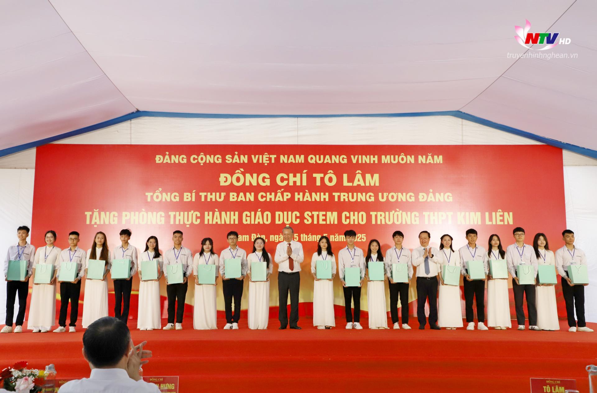 Đồng chí Tổng Bí thư Tô Lâm và Bí thư Tỉnh uỷ Nghệ An Nguyễn Đức Trung tặng quà cho 100 học sinh tiêu biểu của trường.