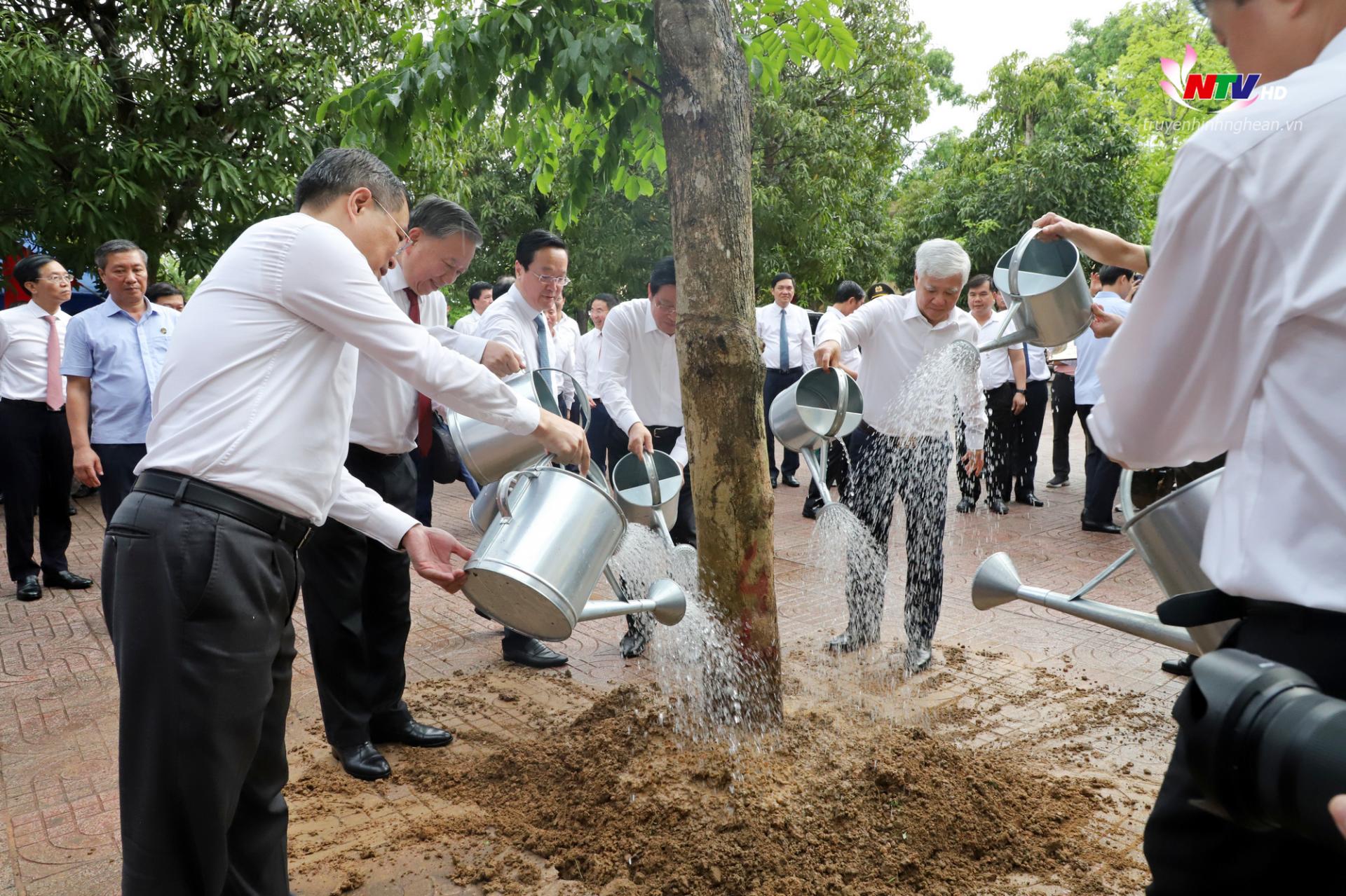 Đồng chí Tổng Bí thư Tô Lâm cùng các đại biểu Trung ương và tỉnh Nghệ An trồng cây lưu niệm tại Trường THPT Kim Liên.