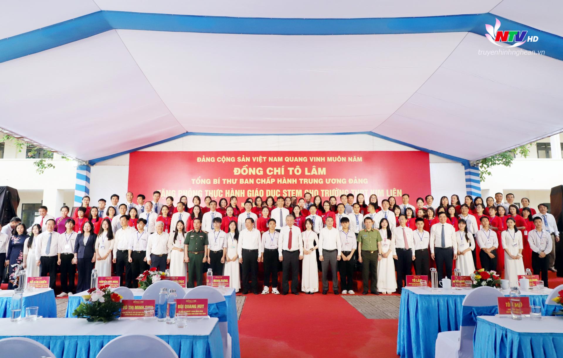 Đồng chí Tổng Bí thư Tô Lâm cùng đoàn công tác Trung ương, tỉnh Nghệ An chụp ảnh lưu niệm cùng với thầy giáo, cô giáo, học sinh Trường THPT Kim Liên.