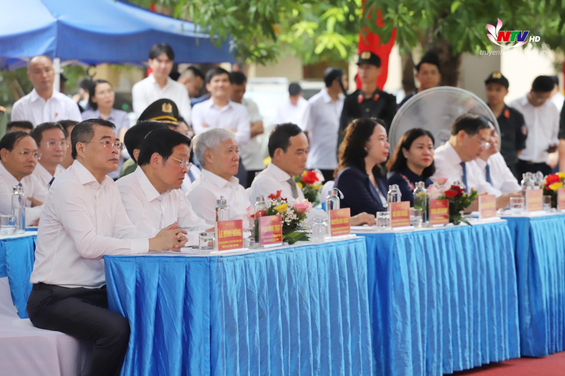 Các đồng chí trong đoàn công tác Trung ương và tỉnh Nghệ An dự buổi lễ.