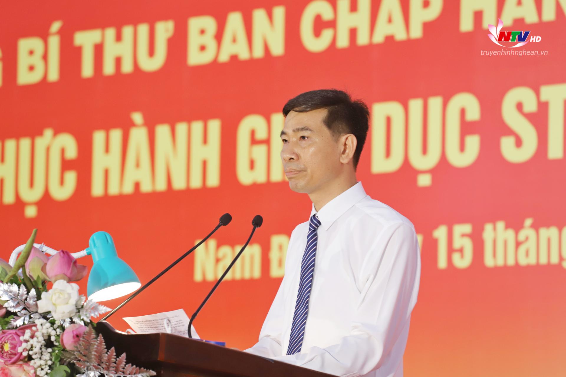 Thầy giáo Dương Văn Sơn - Hiệu trưởng Trường THPT Kim Liên báo cáo với Tổng Bí thư và đoàn công tác của Trung ương, tỉnh Nghệ An.