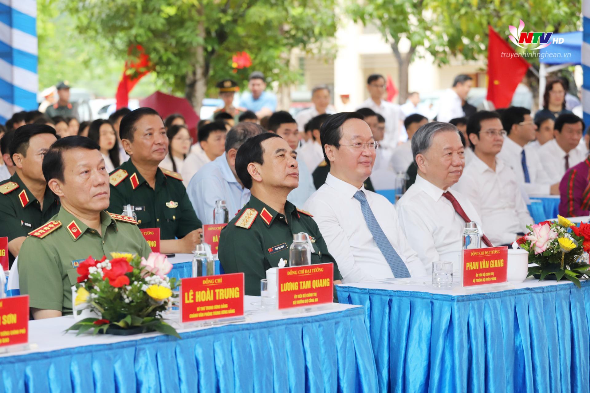 Đồng chí Tổng Bí thư Tô Lâm cùng đoàn công tác Trung ương, tỉnh Nghệ An tham dự chương trình. 