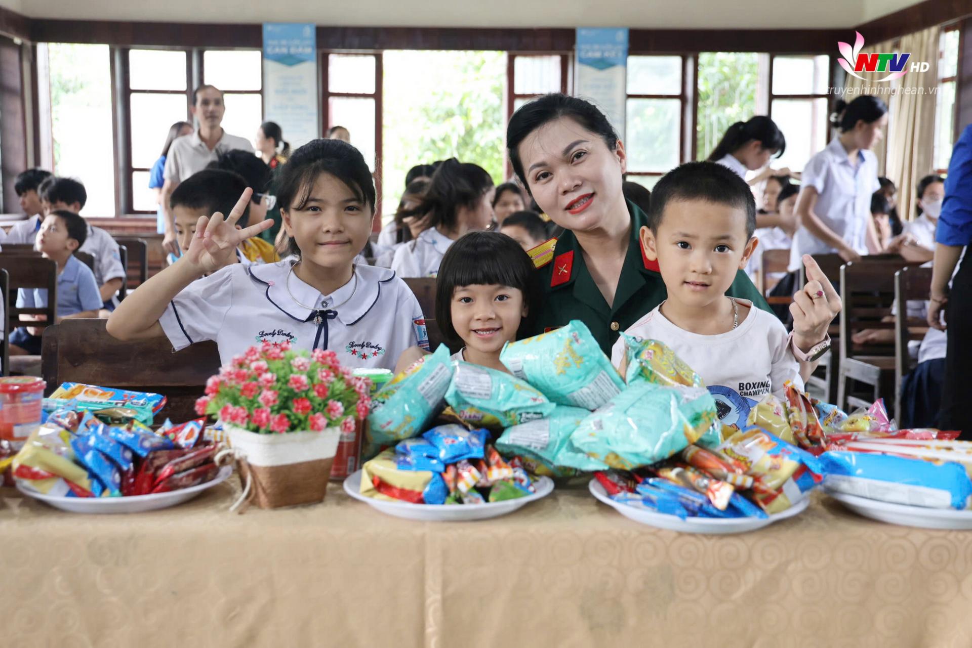 Công đoàn và Hội phụ nữ Tổng Công ty Hợp tác kinh tế động viên các cháu trẻ em mồ côi tại Làng trẻ SOS Vinh.