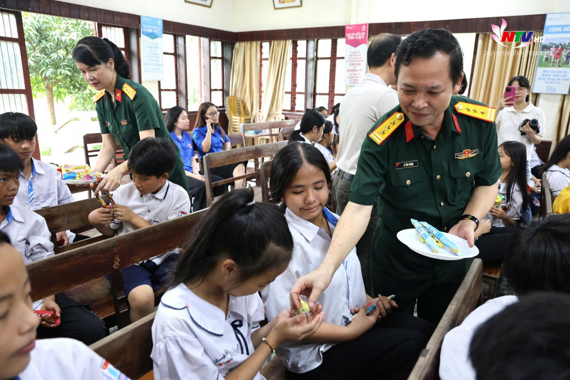 Công đoàn và Hội phụ nữ Tổng Công ty Hợp tác kinh tế tặng quà, động viên các cháu trẻ em mồ côi tại Làng trẻ SOS Vinh.