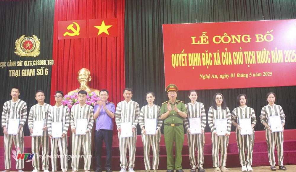 Trao quyết định cho các phạm nhân được đặc xá.