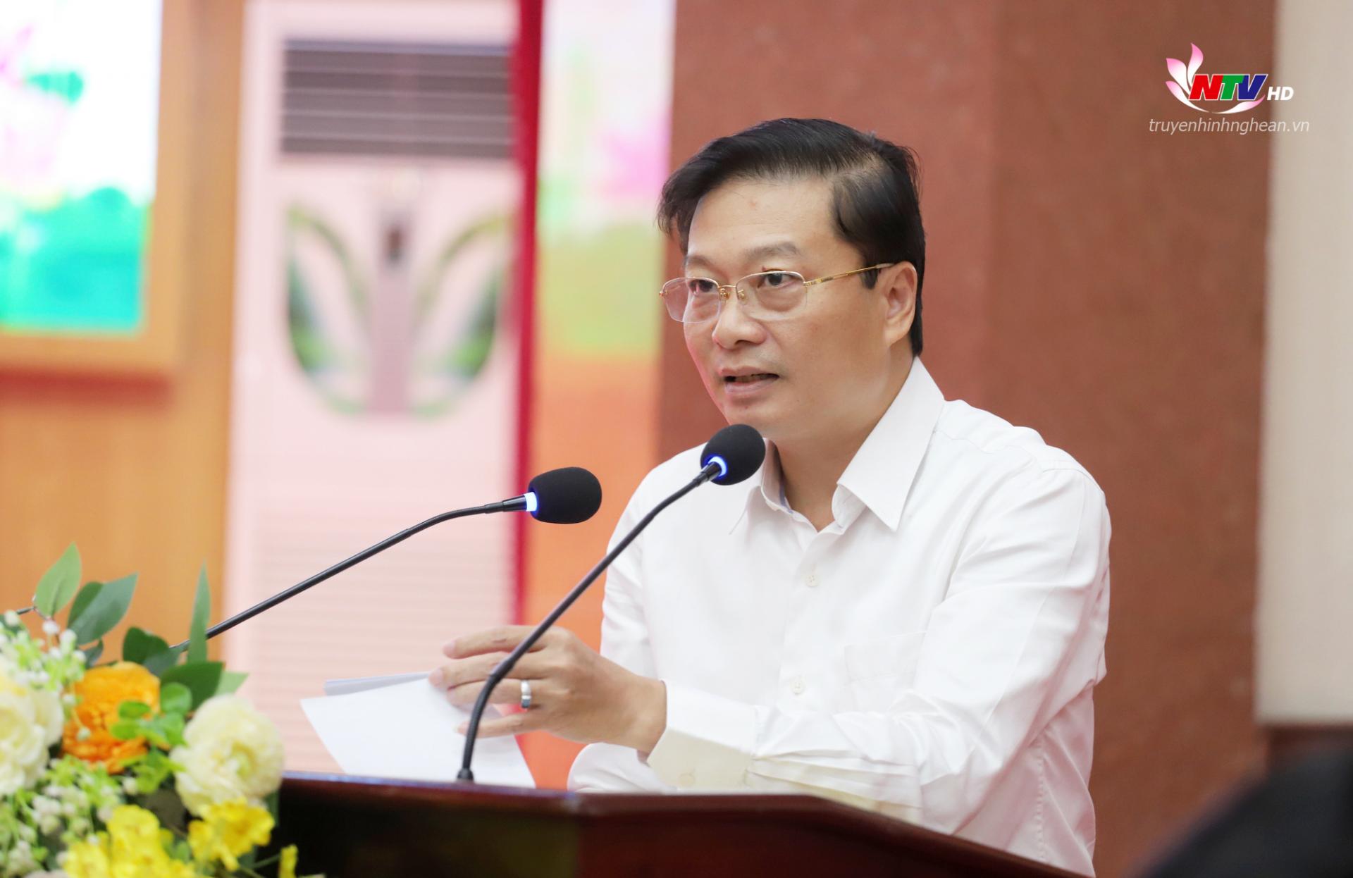 Đồng chí Lê Hồng Vinh - Phó Bí thư Tỉnh uỷ, Chủ tịch UBND tỉnh Nghệ An phát biểu tham luận tại hội thảo.