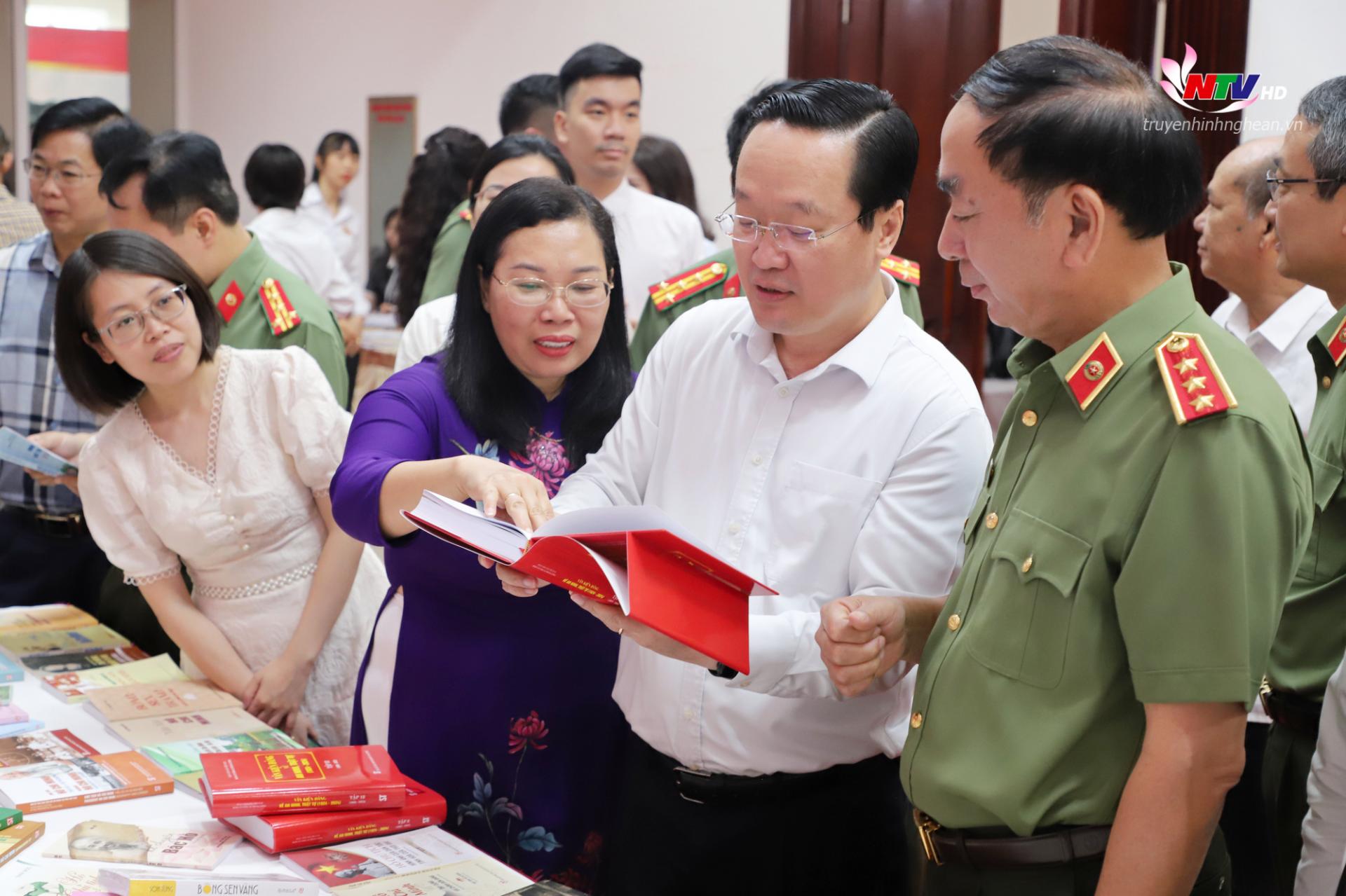 Lãnh đạo Bộ Công an và tỉnh Nghệ An tham quan gian trưng bày sách tại Hội thảo.