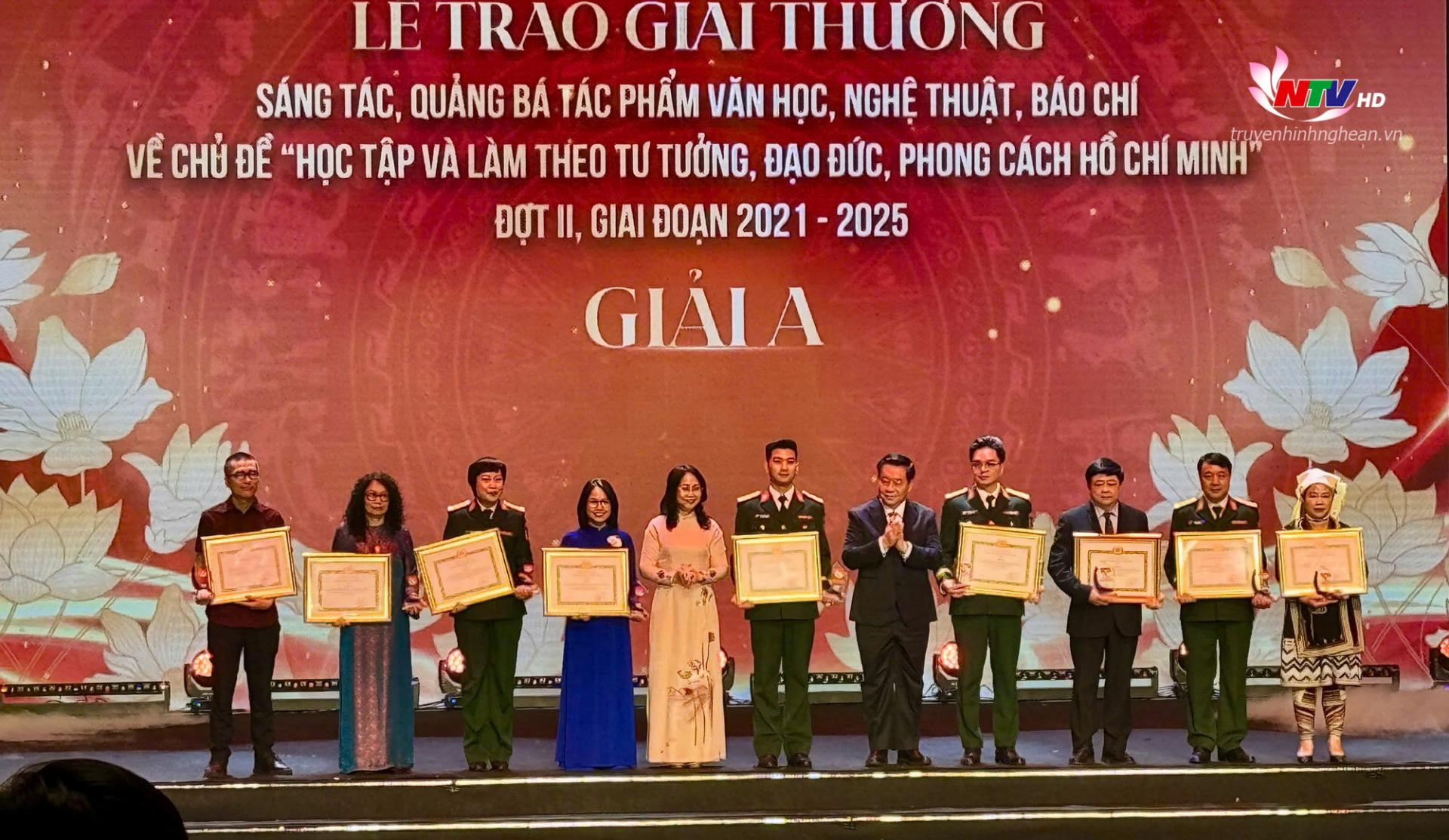 Ban tổ chức trao giải thưởng cho các tác giả, nhóm tác giả đoạt giải A.