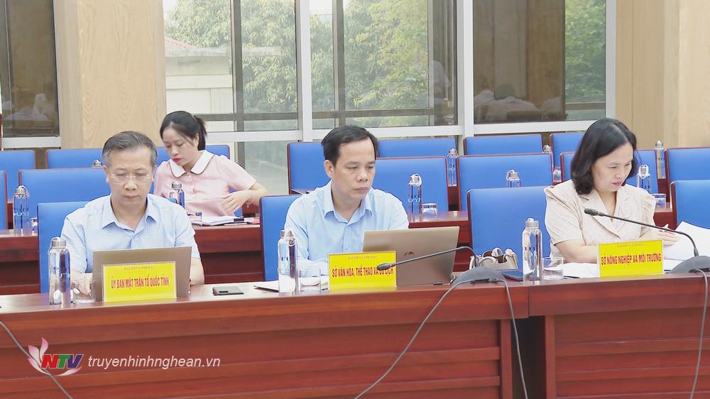 Lãnh đạo các Sở, ban ngành dự phiên họp.