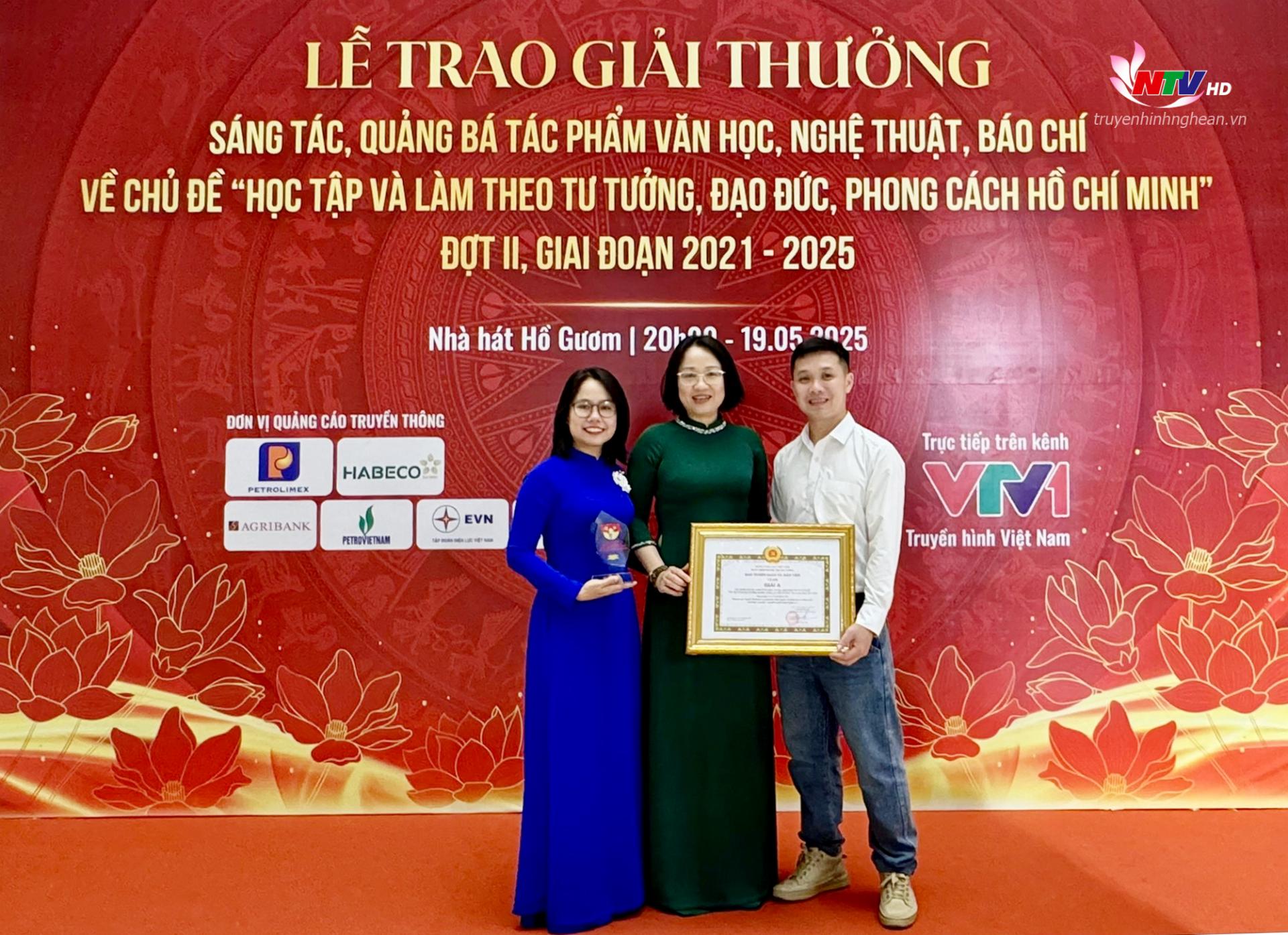 Lãnh đạo Đài PT-TH Nghệ An chúc mừng êkip đạt giải.