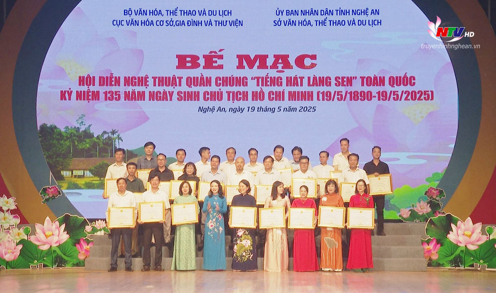 Bà Trần Thị Mỹ Hạnh - Giám đốc Sở Văn hóa, Thể thao và Du lịch tỉnh Nghệ An trao Bằng khen của UBND tỉnh Nghệ An cho các đoàn nghệ thuật tham gia Hội diễn. 