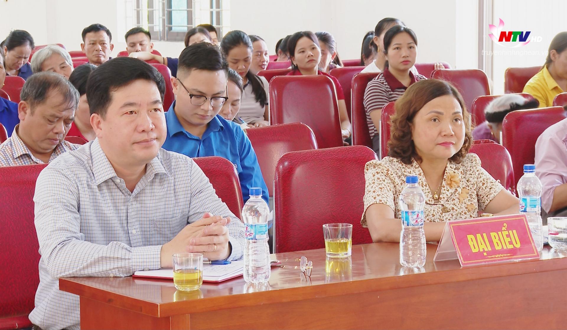 Lãnh đạo huyện Anh Sơn dự buổi tiếp xúc.