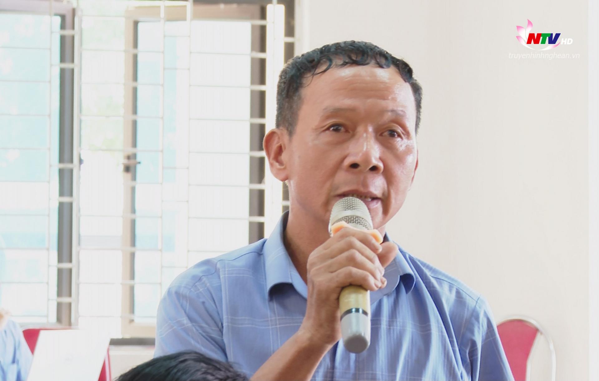 Cử tri nêu ý kiến, kiến nghị tại buổi tiếp xúc.