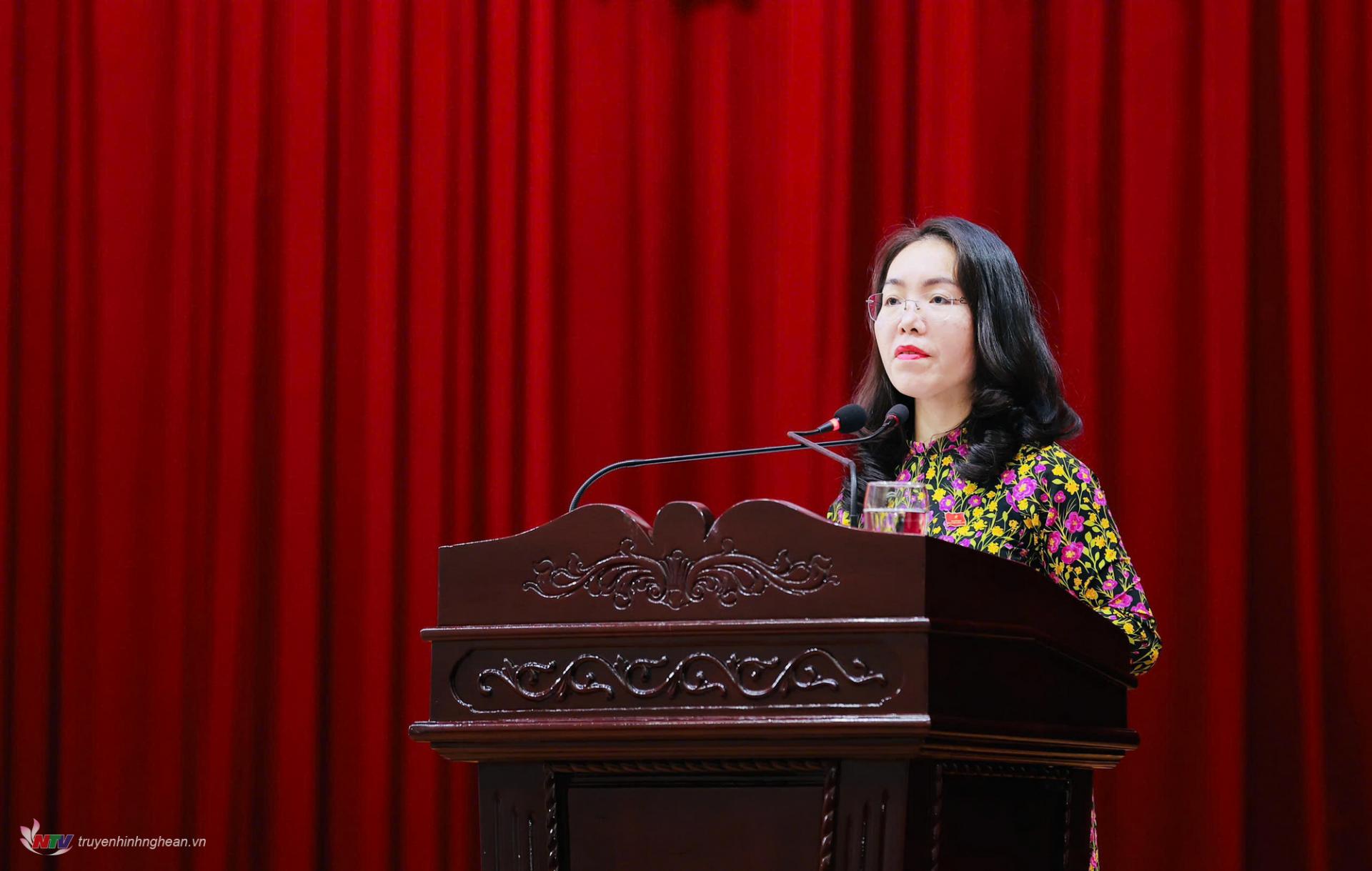 Đồng chí Nguyễn Thị Anh Hoa - Phó Chánh Văn phòng Đoàn ĐBQH - HĐND tỉnh, Thư ký kỳ họp trình bày dự thảo nghị quyết. 