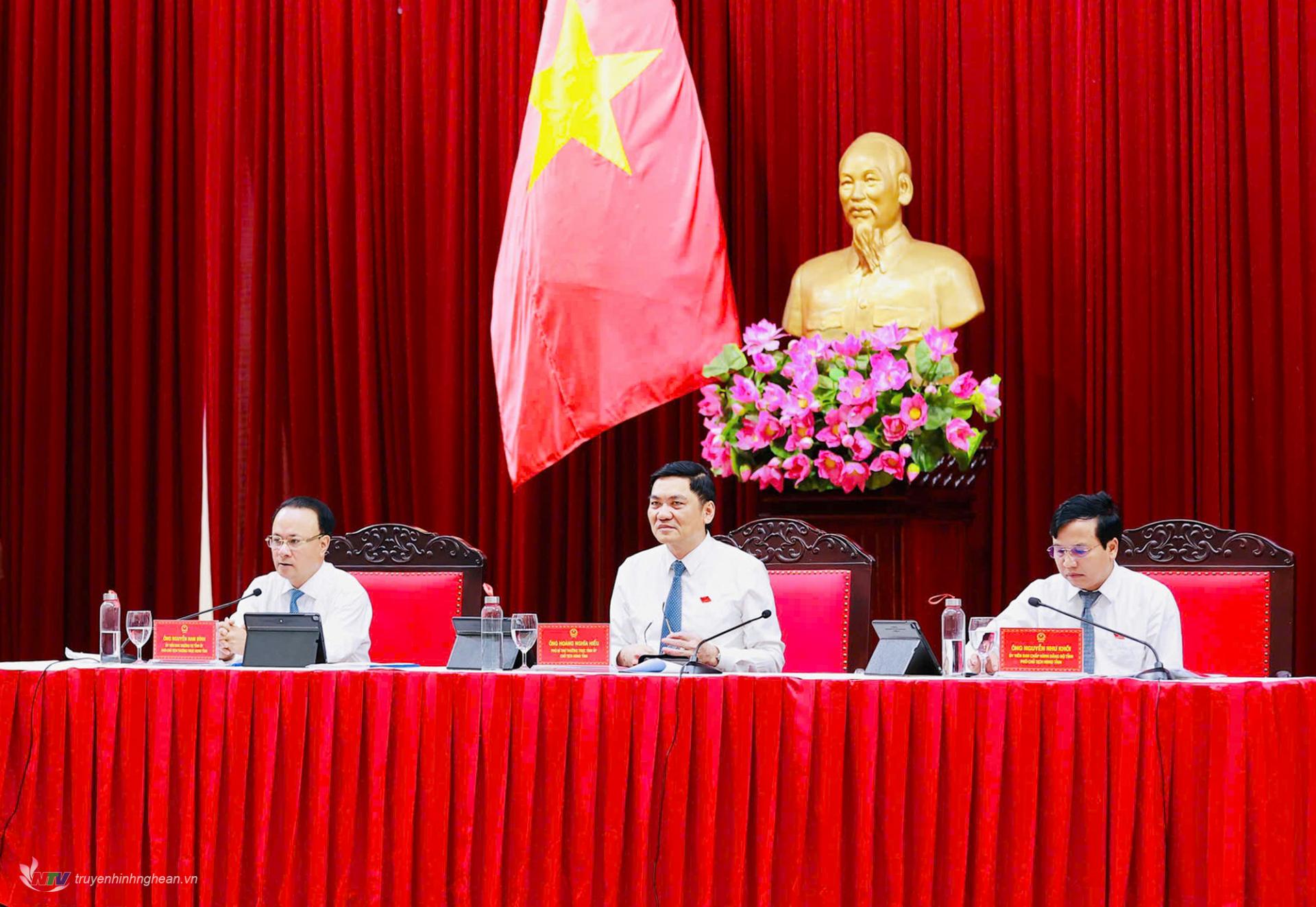 Các đồng chí chủ trì kỳ họp