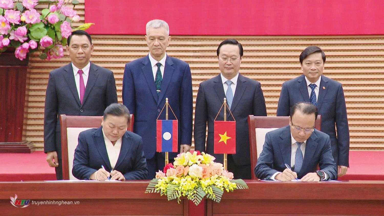 Các đồng chí lãnh đạo tỉnh Nghệ An và thủ đô Viêng Chăn, nước CHDCND Lào chứng kiến ký kết thỏa thuận hợp tác giữa HĐND tỉnh Nghệ An và HĐND thủ đô Viêng Chăn.