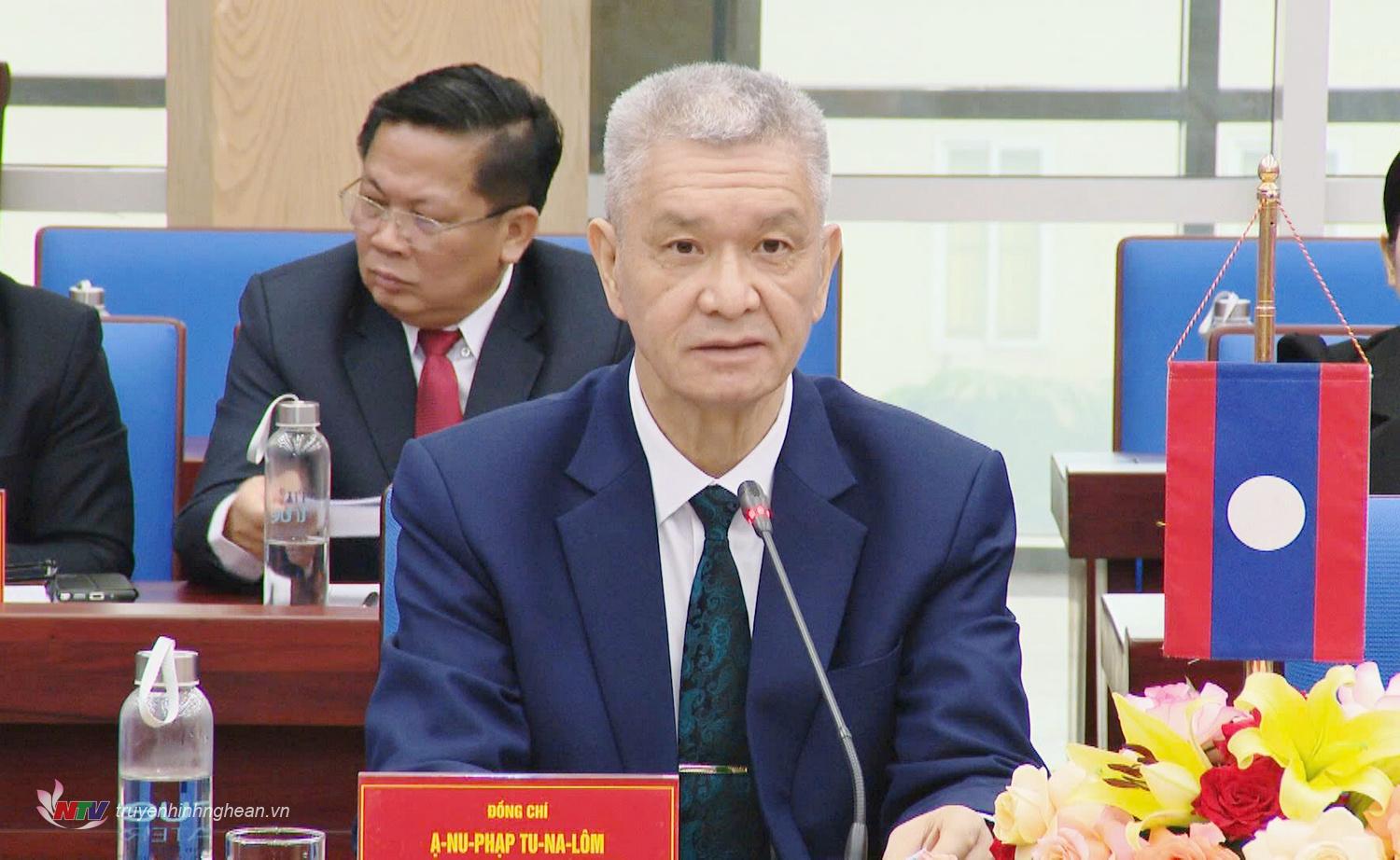 Đồng chí Anouphap Tounalom, Bí thư Trung ương Đảng Nhân dân Cách mạng Lào, Bí thư Thành ủy, Chủ tịch Hội đồng nhân dân thủ đô Viêng Chăn phát biểu tại buổi làm việc.