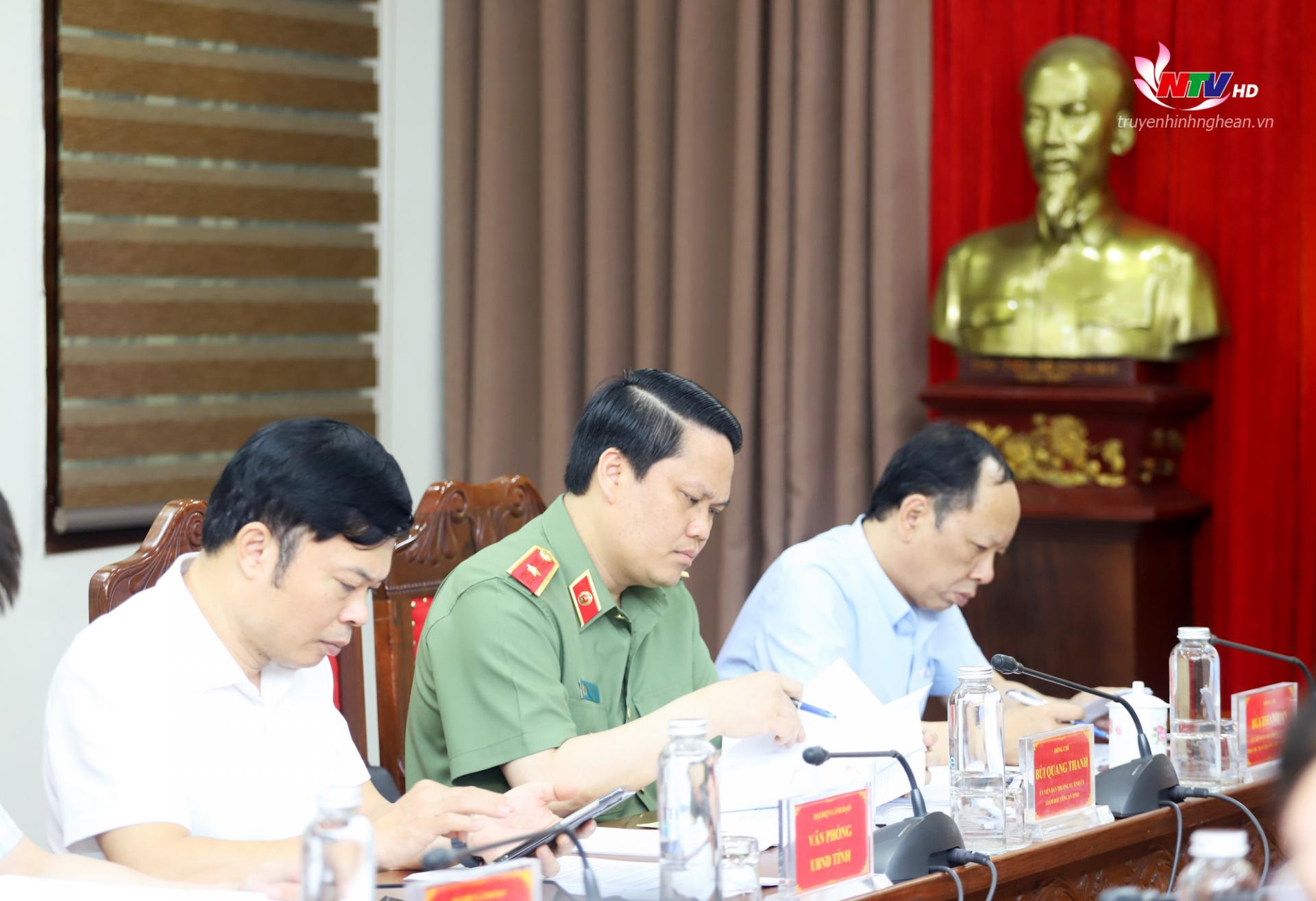 Các đồng chí Uỷ viên BTV Tỉnh uỷ, lãnh đạo Văn phòng UBND tỉnh dự hội nghị.