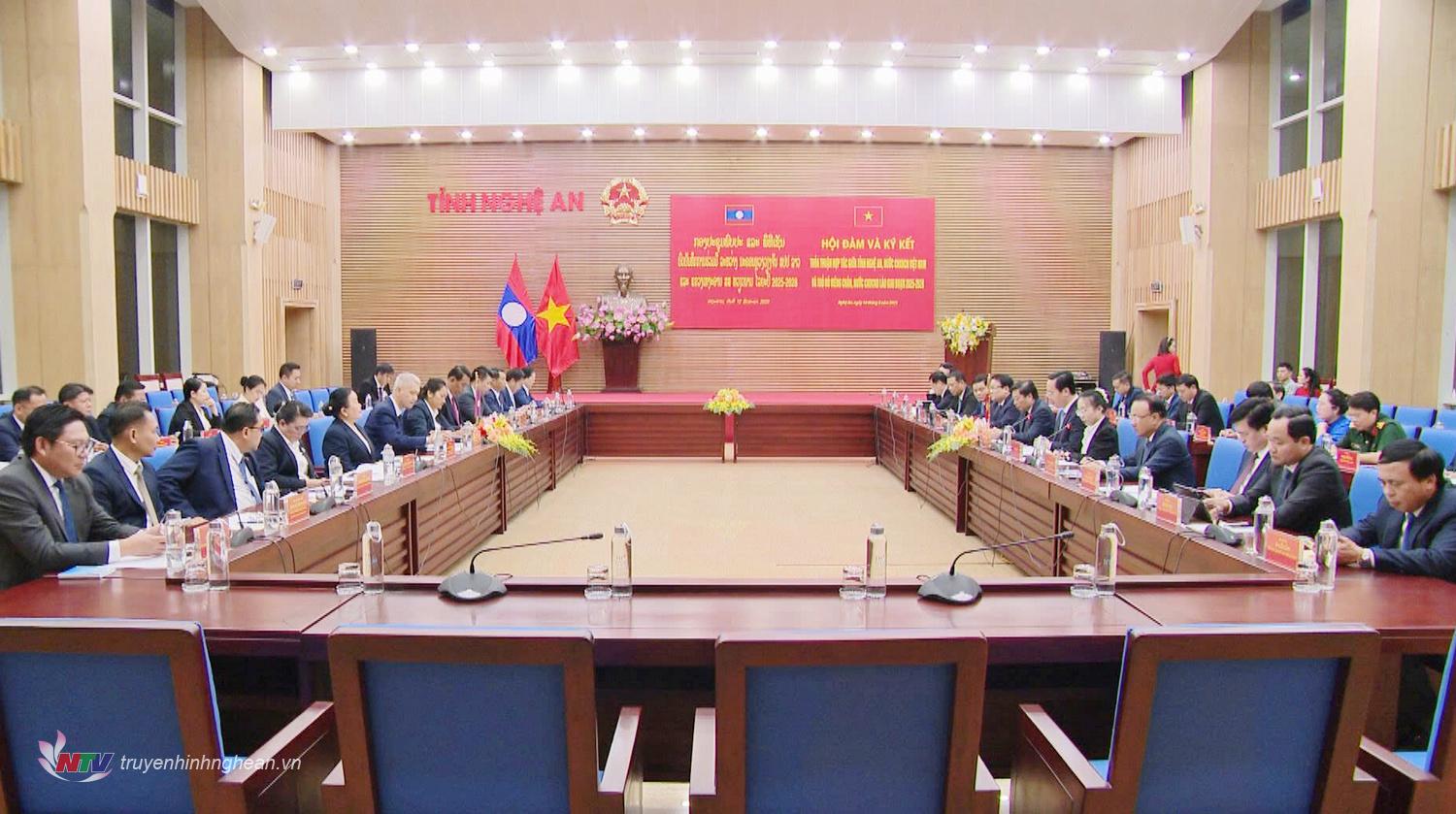 Toàn cảnh buổi làm việc.