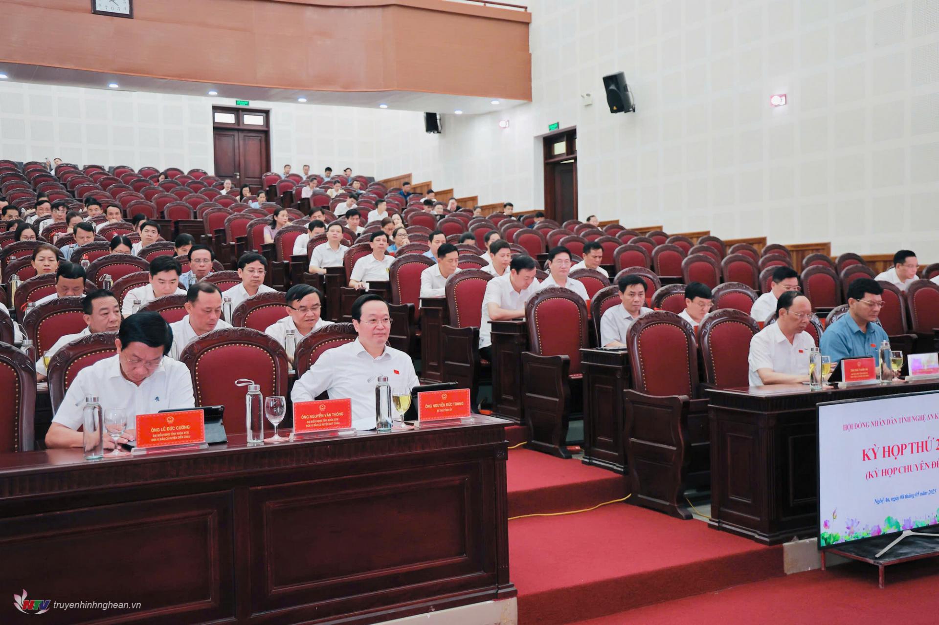 Các đại biểu dự kỳ họp.