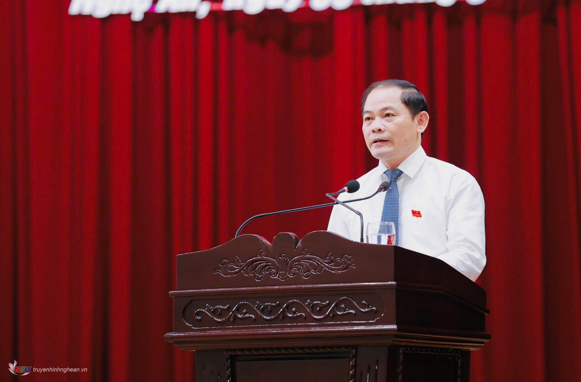 Đồng chí Phạm Thành Chung - Trưởng ban Pháp chế HĐND tỉnh trình bày báo cáo thẩm tra các dự thảo Nghị quyết của UBND tỉnh trình Kỳ họp thứ 29 HĐND tỉnh khoá XVIII. 