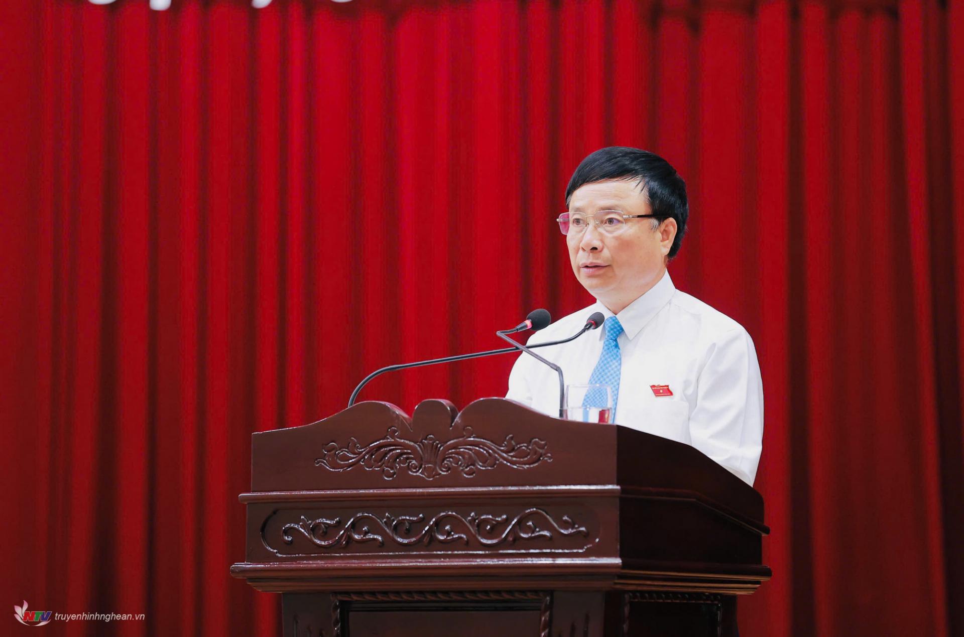 Đồng chí Bùi Đình Long - Phó Chủ tịch UBND tỉnh trình bày 