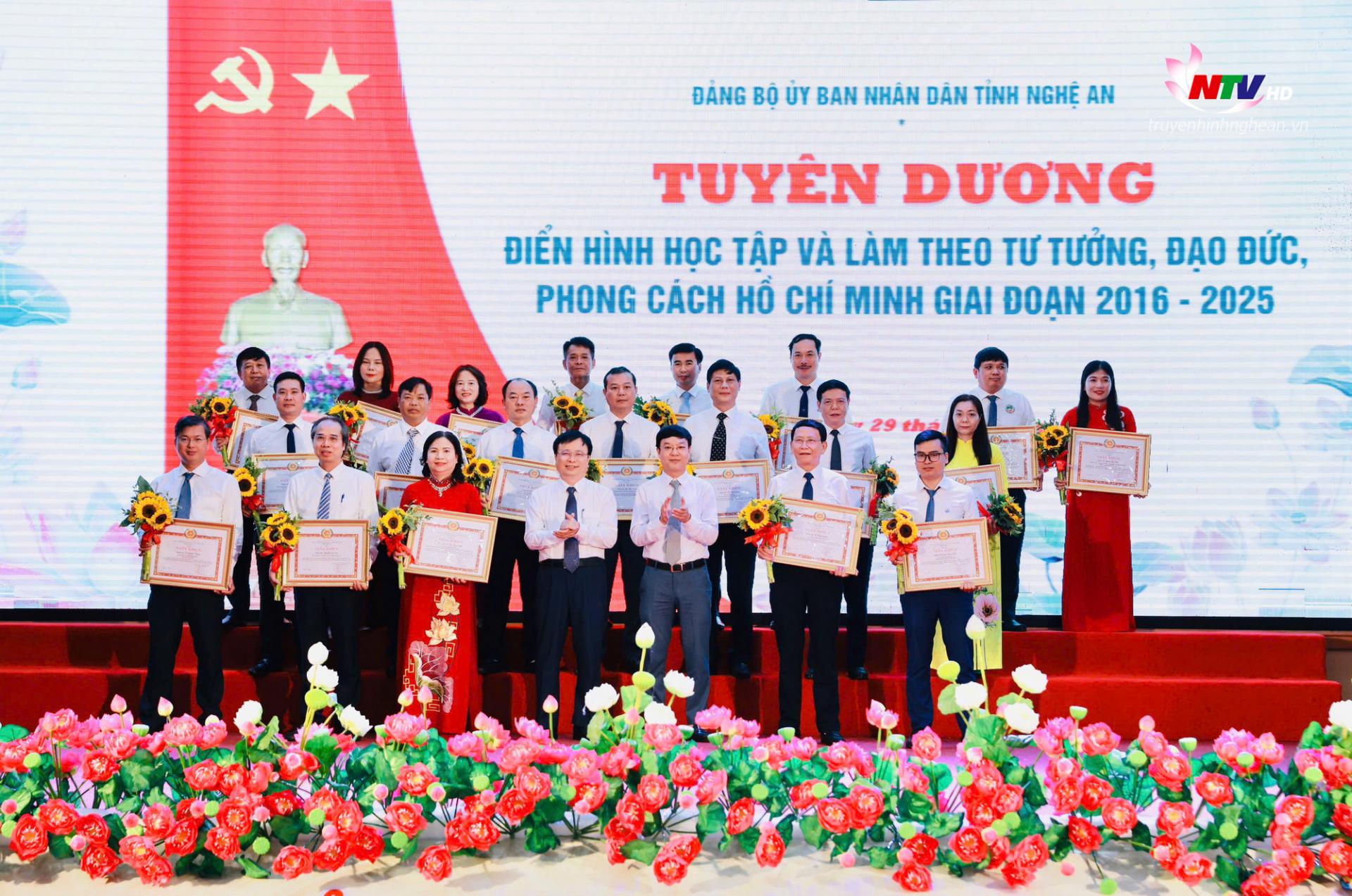 trao giấy khen cho các cá nhân điển hình.