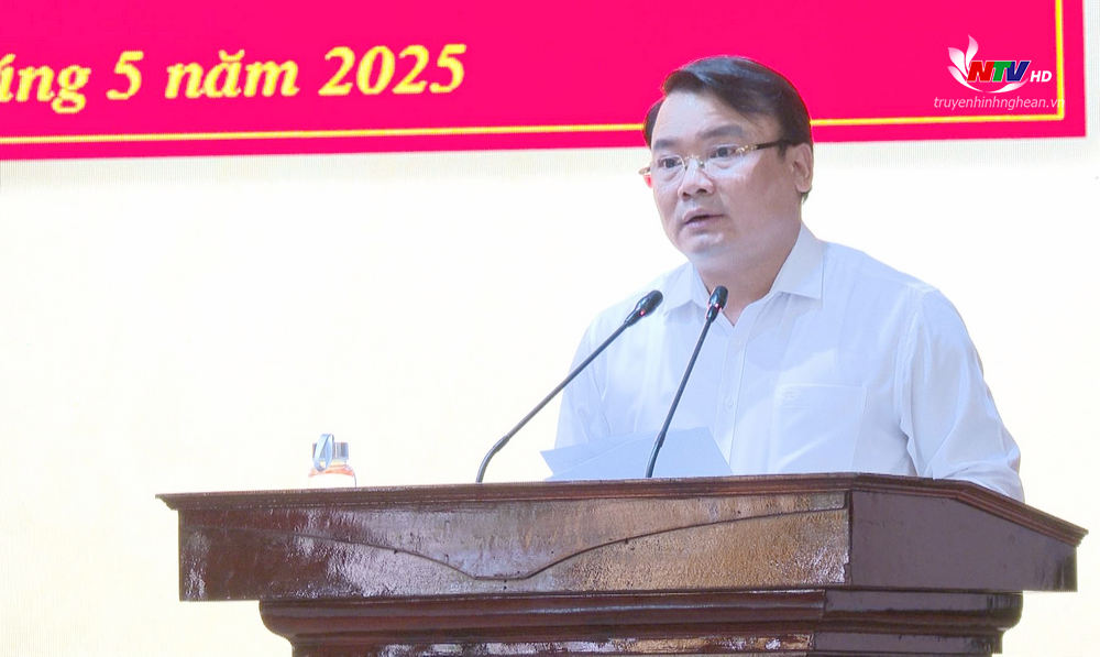 Phó Chủ tịch UBND tỉnh, Trưởng Ban Chỉ đạo 515 tỉnh Phùng Thành Vinh phát biểu tại buổi lễ.