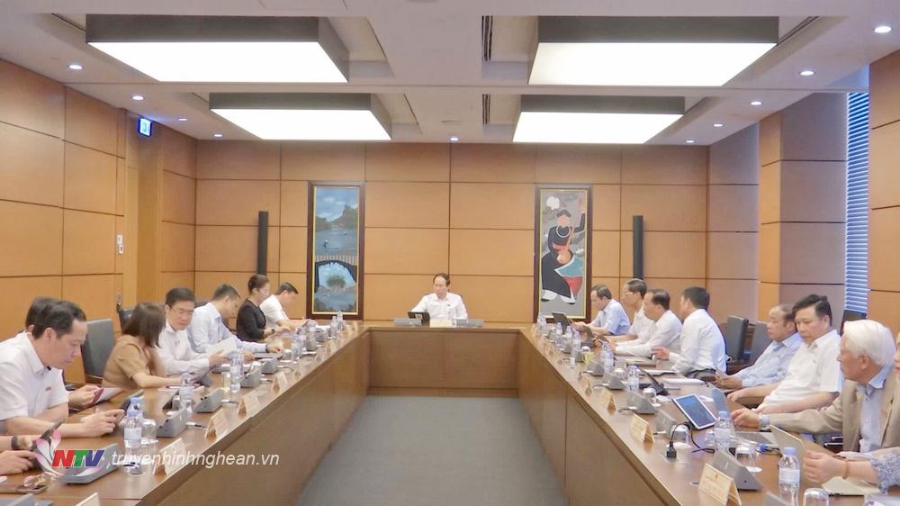 Toàn cảnh buổi thảo luận tại Tổ 4.